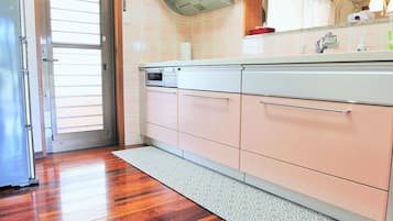 冷蔵庫、電子レンジ、コンロ、調理器具と食器