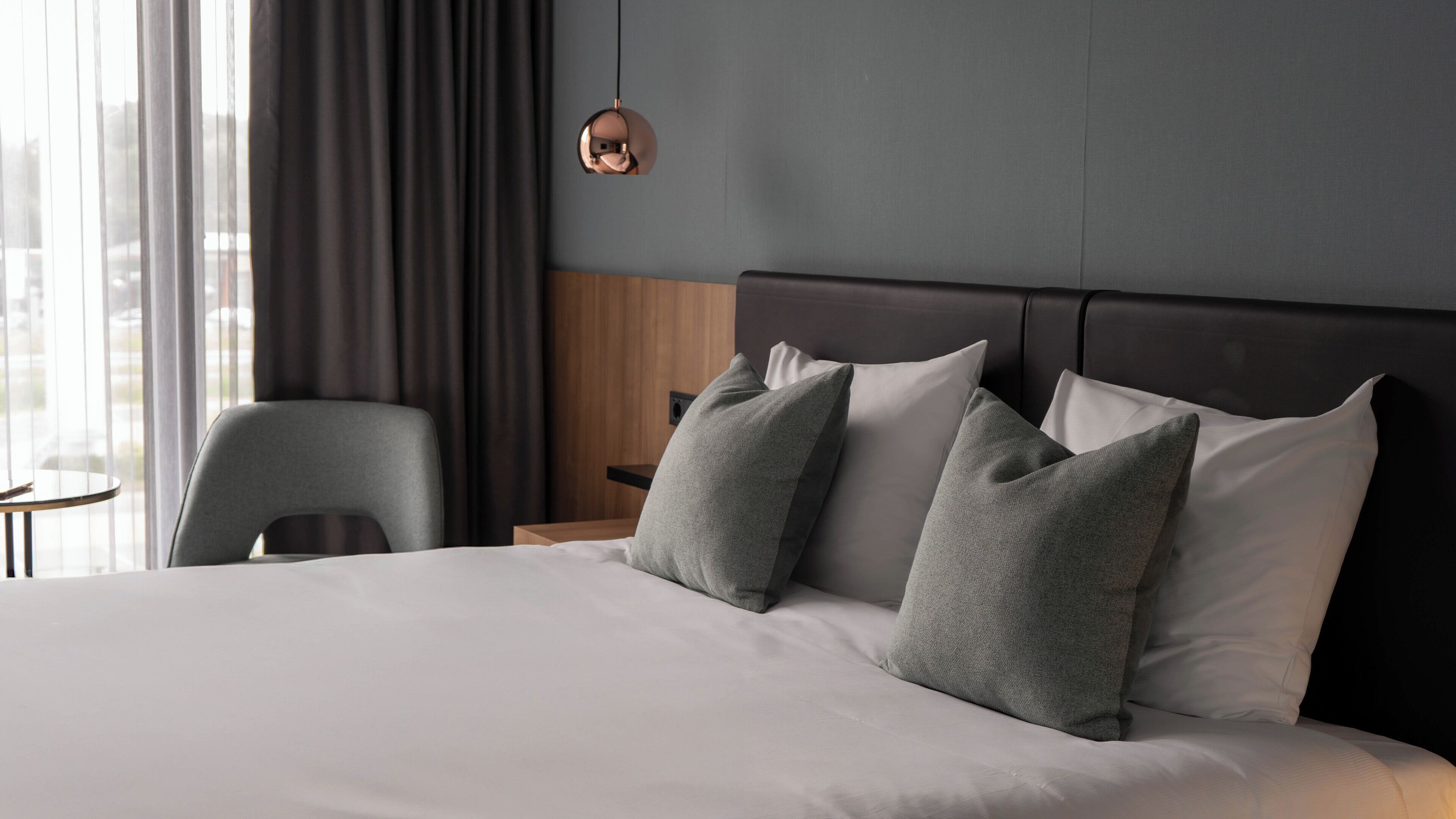 standard double room, 1 king bed, non smoking | 1 bedroom, premium bedding, minibar, in-room safe