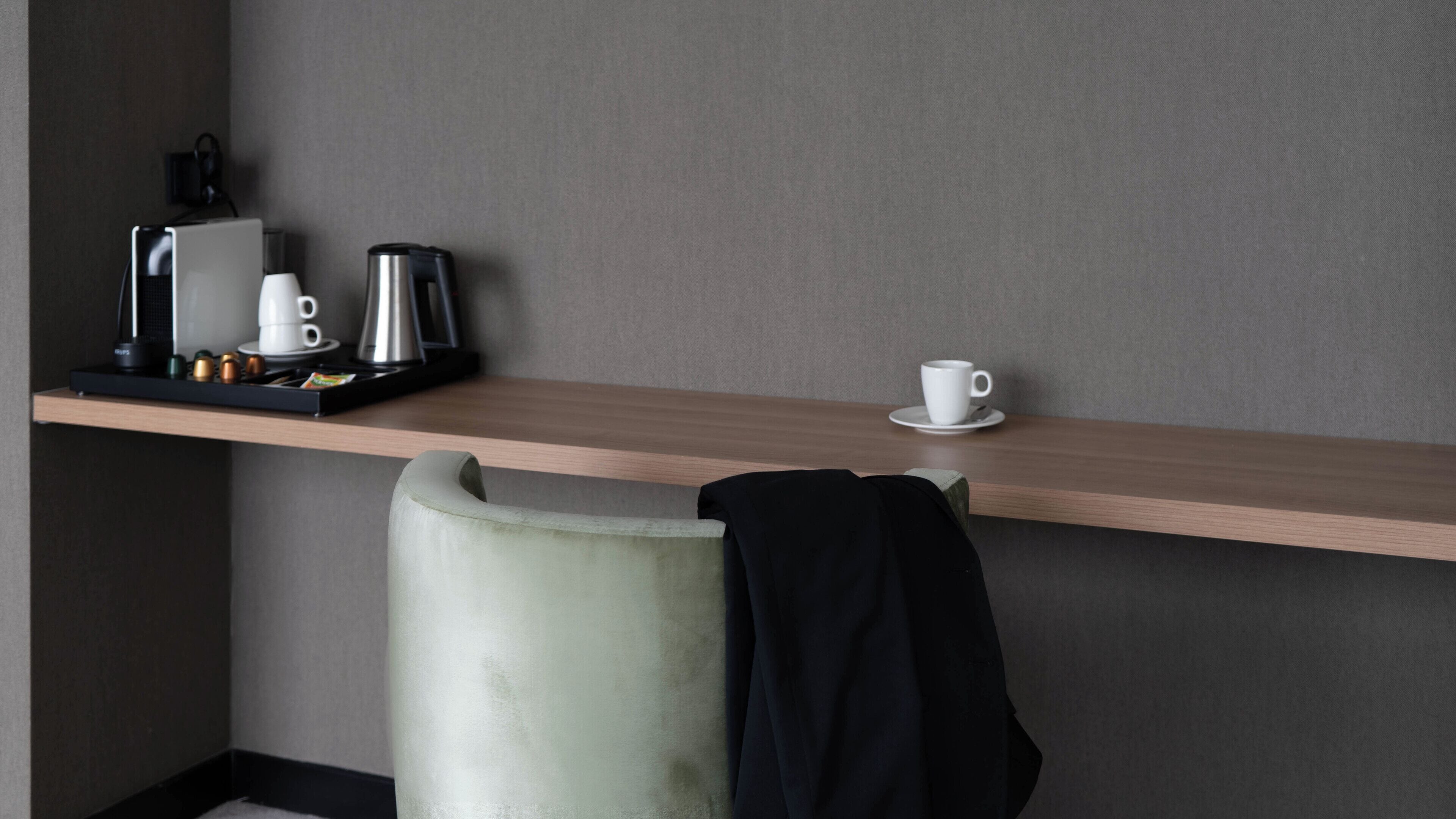 superior double room, 1 king bed, non smoking | room amenity