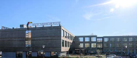 Vista frontal de la propiedad