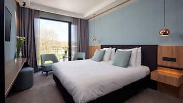 Standaard tweepersoonskamer, 1 kingsize bed, niet-roken | Luxe beddengoed, een minibar, een kluis op de kamer, een bureau