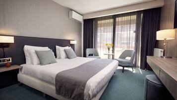 Comfort tweepersoonskamer, niet-roken | Luxe beddengoed, een minibar, een kluis op de kamer, een bureau