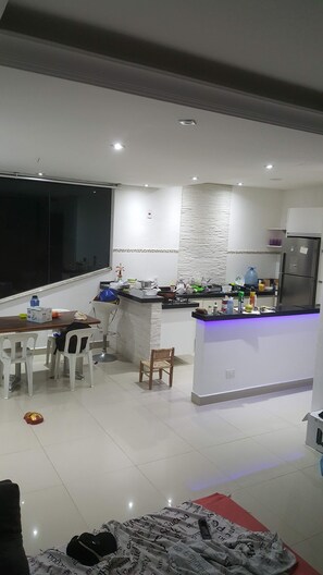 Private kitchen | Fridge, microwave, oven, stovetop