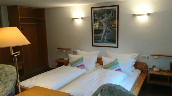 Superior-Doppelzimmer, mit Bad, Blick auf den Innenhof (Doppelzimmer Nr.2)