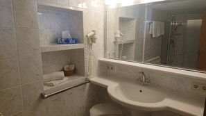 Habitación doble superior, baño en la habitación (Doppelzimmer  Nr.2) | Baño
