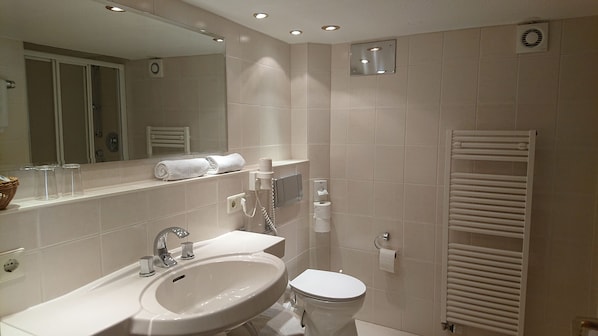 Habitación doble estándar, baño en la habitación (Doppezlzimmer Nr. 3) | Baño