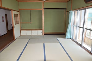 A tatami mat room with sliding doors, a window with a curtain, and a wooden ceiling. - Entire Home in Shodoshima For groups  Wifi / Shozu-gun Kagawa (Shozu-gun)
