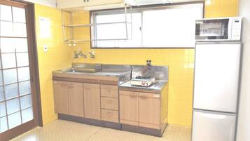 Geladeira, micro-ondas, cooktop, talheres/pratos/utensílios de cozinha