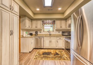 Cabin, Multiple Beds, Hot Tub | Private kitchen | Fridge, microwave, stovetop, dishwasher - Lazy Bear Ranch #430 (Sevierville)