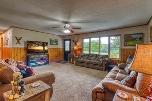 42-inch TV with cable channels, fireplace - Lazy Bear Ranch #430 (Sevierville)