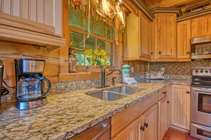 Cabaña, varias camas, hidromasaje, vista a la montaña | Cocina privada | Refrigerador, microondas, parrilla de estufa y lavavajillas 