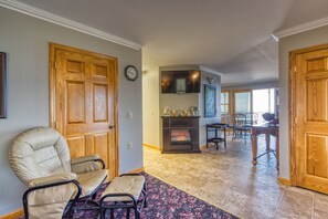 42-inch TV with cable channels, fireplace - Ruby's Cliffside #125 (Seymour)