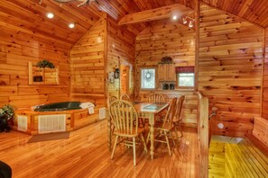 Cabaña, varias camas, bañera de hidromasaje | Bañera de hidromasaje privada