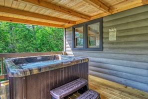 Outdoor spa tub - Mountain Serene #119 (Sevierville)