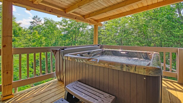 Outdoor spa tub - Mountain Serene #119 (Sevierville)