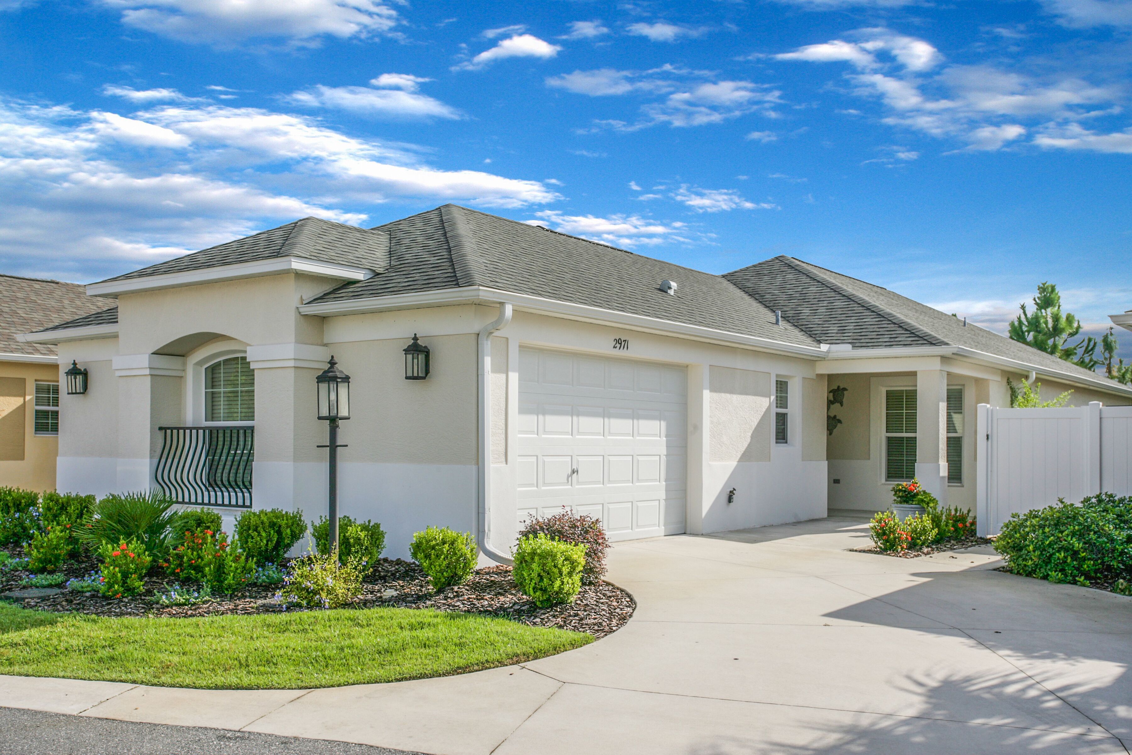 BEAUTIFUL HOME AWESOME GOLF CART PET FRIENDLY WITH LAKE VIEW