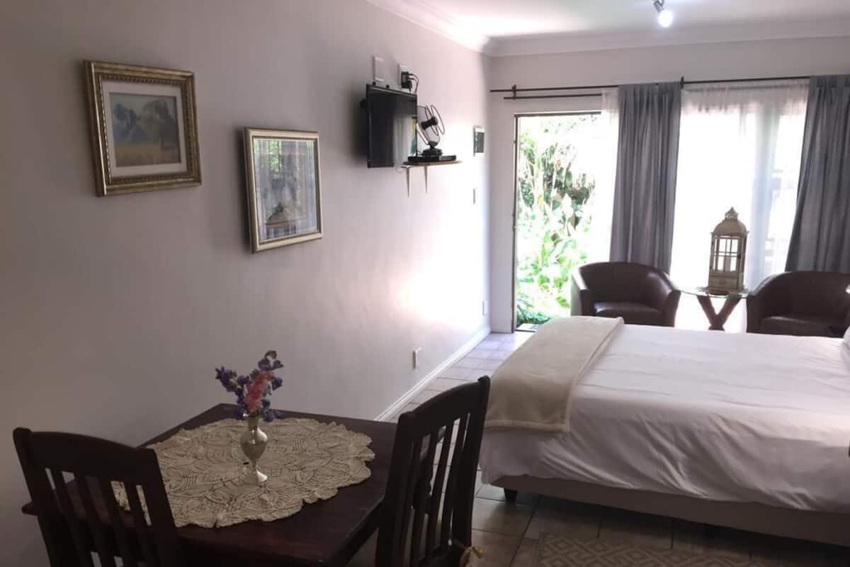 Studio | 1 bedroom, iron/ironing board, free WiFi, bed sheets