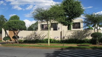 Vista frontal de la propiedad