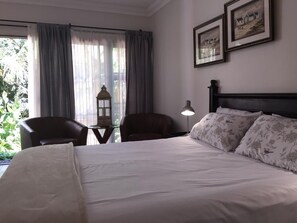 Tabla de planchar con plancha, wifi gratis y ropa de cama 