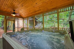 Outdoor spa tub - THE Promise AT Cool Creek #130 (Sevierville)