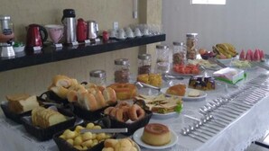 Una mesa de buffet con diferentes alimentos y bebidas.