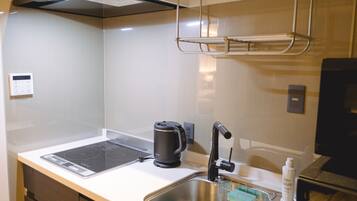 Habitación superior, para no fumadores (B) | Cocina privada | Frigobar, microondas y tetera eléctrica