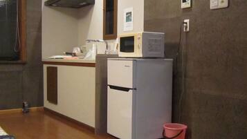 Kylskåp, mikrovågsugn, spishäll och grytor/köksredskap