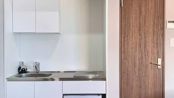 Réfrigérateur, micro-ondes, plaque de cuisson