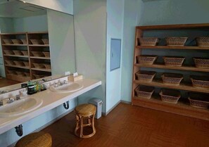 Secador de pelo, toallas