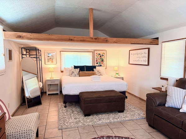 1 bedroom, desk, iron/ironing board, WiFi