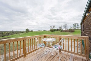 Outdoor dining - Open Concept Cabin for 2 - Near Ark Encounter! (Williamstown)