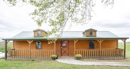 Open Concept Cabin for 2 - Near Ark Encounter!