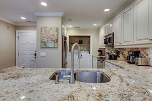 Fridge, microwave, oven, stovetop - 122 Abbington is a beautiful 3-bedroom, 3 bath villa in Palmetto Dunes (Hilton Head Island)