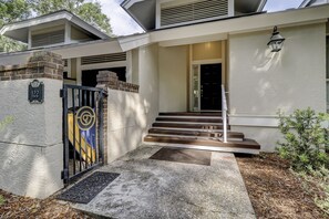 Exterior detail - 122 Abbington is a beautiful 3-bedroom, 3 bath villa in Palmetto Dunes (Hilton Head Island)