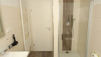 Familienhaus (inkl. Endreinigung EUR 164) | Badezimmer | Haartrockner, Fußbodenheizung (Badezimmer), Handtücher, Toilettenpapier