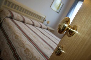 Escritorio, wifi gratis y ropa de cama 