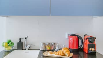 Kühlschrank, Mikrowelle, Herdplatte, Espressomaschine