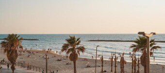 Monochrome Rothschild - Smart Hotel by Loginn Tel Aviv