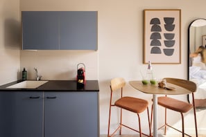 Refrigerador, microondas, placa de cocina, cafetera expreso