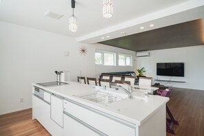 Fridge, microwave, cookware/dishes/utensils - Rug terrace Okinawa / Kunigami-gun Okinawa (Kunigami-gun)