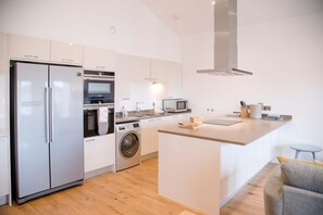 Geladeira, micro-ondas, fogão, cooktop