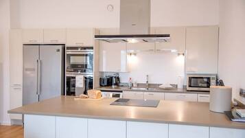 Apartment (2 Bedrooms) | Private kitchen | Fridge, microwave, oven, stovetop