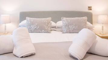 2 kamar tidur, ruang kerja ramah laptop, dan setrika/meja setrika