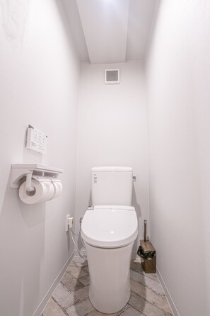 AMP FLAT Nishijin 2F | Bathroom | Shower, free toiletries, hair dryer, slippers - AMP FLAT Nishijin 2F (Fukuoka)