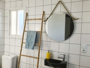 Quarto triplo superior | Banheiro | Chuveiro, toalhas de banho
