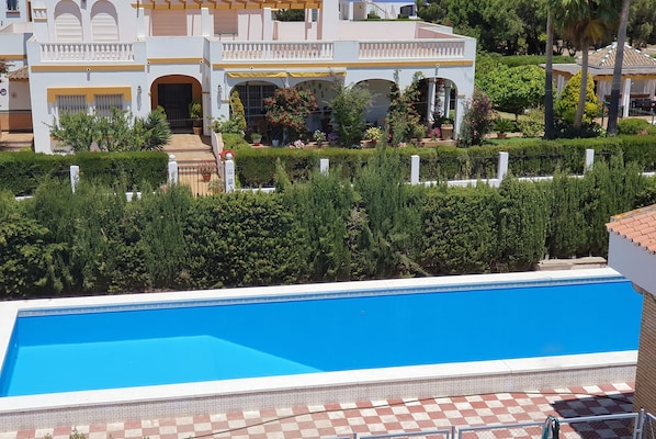 Piscina externa sazonal, guarda-sóis, espreguiçadeiras