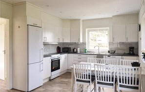 ثلاجة، موقد طهي مسطح، غسالة أطباق، ماكينة لصنع القهوة/الشاي