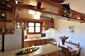 Casa, 2 habitaciones | Cocina privada | Refrigerador con congelador, horno y parrilla de estufa 