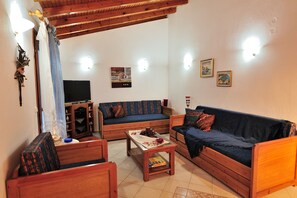 House, 2 Bedrooms | Living room