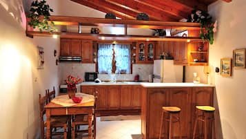 House, 2 Bedrooms | Private kitchen | Full-sized fridge, oven, stovetop, electric kettle